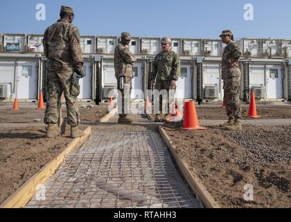 U.S. Navy Petty Officer 1st Class Christopher Fischer, ein seabee von Naval Mobile Konstruktion Bataillon 1, zugeordnet zu den Combined Joint Task Force - Horn von Afrika (CJTF-HOA), gibt Informationen über die konkrete Lieferung von US-Soldaten aus dem Zweiten Platoon, 465Th Engineer Company, 926th Engineer Battalion, 926Th Engineer Brigade, 412 Theater Ingenieur Befehl, in Birmingham, Alabama, der CJTF-HOA zugeordnet, während ein Bauvorhaben Feb 5, 2019. Die beiden Einheiten wurden in Zusammenarbeit als Übergang zum 465Th EVCC Übernahme für den Seabees. Stockfoto