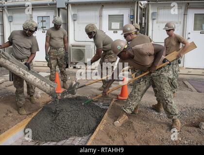 U.S. Navy Seabees von Naval Mobile Konstruktion Bataillon 1, zugeordnet zu den Combined Joint Task Force - Horn von Afrika (CJTF-HOA), und der US-Armee Soldaten aus dem Zweiten Platoon, 465Th Engineer Company, 926th Engineer Battalion, 926Th Engineer Brigade, 412 Theater Ingenieur Befehl, in Birmingham, Alabama, zusammen zugeordnet CJTF-HOA, arbeiten Seite während eines Bauvorhabens Feb 5, 2019. Die beiden Einheiten wurden in Zusammenarbeit als Übergang zum 465Th EVCC Übernahme für den Seabees. Stockfoto