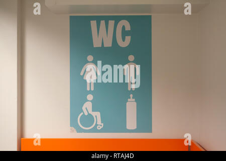 Wc Schild an der Wand - für Gentleman, lady, Baby und in der Öffentlichkeit deaktiviert. Stockfoto