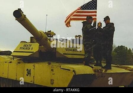 In Fort Riley, Kansas - ein dann, 2 Leutnant Scott W. Mueller, Glenview, Illinois Eingeborener, Zugführer, rezitiert die Eid der Rekrutierung mit Cpl. Joseph Felli, Long Island, New York, native, armor Crewman, sowohl für das Unternehmen D zugeordnet, 1.Bataillon, 43 Armored Regiment, 1st Armored Brigade Combat Team, während Joseph's Felli reenlistment Zeremonie auf einem M1 Abrams tank in Fort Riley, Kansas, Februar 1996. Mehr als 23 Jahre später, ein jetzt Oberst Müller, U.S. Army Garrison Lager Humphreys Commander, rezitiert die gleichen Eid der reenlistment mit Josephs Sohn Erich Felli Felli am Lager Humphreys, Republik Kore Stockfoto