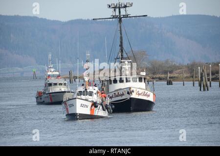 Der Kapitän Raleigh, einem 112 brutto - Tonne kommerzielle Fischereifahrzeug ist in Skipanon Marina in Warrenton, Erz, Feb 7, 2019 geschleppt. Der Kapitän Raleigh erlitten Untersetzungsgetriebe ausfall Rendering ist deaktiviert, während der Einstellung crab Töpfe an der Küste von Oregon. Us-Küstenwache Stockfoto