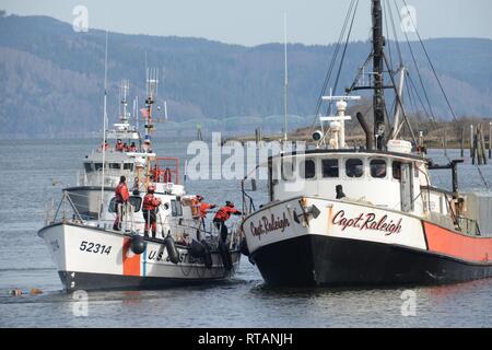 Die Crew der 52-Fuß-Motor Life Boat Triumph II, von der Coast Guard Station Cape Enttäuschung, Übergänge von einem Front-end-tow in eine Seite - Abschleppen des kommerziellen Fischfangs Schiff Kapitän Raleigh, innerhalb der Skipanon Marina in Warrenton, Erz, Feb 7, 2019. Im Schlepptau der Kapitän Raleigh dauerte insgesamt 9 Stunden. Us-Küstenwache Stockfoto