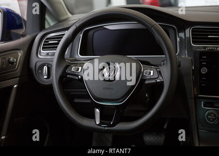 Russland, Izhevsk - Februar 15, 2019: Showroom Volkswagen. Innenraum des neuen Fahrzeugs. Auf der ganzen Welt bekannt. Die modernen Verkehrsmittel. Stockfoto