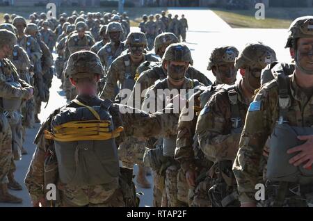 Ein jumpmaster von der 3. Brigade Combat Team, 82nd Airborne Division zählt Fallschirmjäger, wie sie an Bord eines US Air Force C-17 Globemaster am 1. Februar 2019 in Fort Bragg's Green Rampe. Die fallschirmjäger führte eine Combat Equipment statische Linie airborne Operation auf Fort Bragg der Normandie Drop Zone ihre Leistungsfähigkeit zu erhalten und ihre Rollen einstudieren während der Missionen. Stockfoto