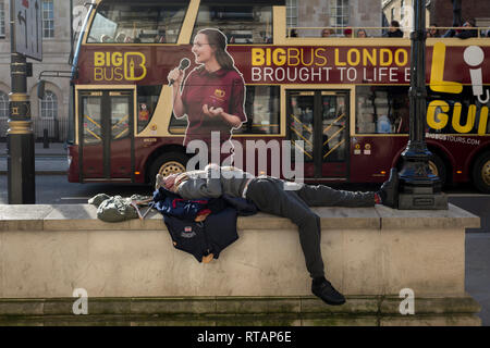 Als tour-bus wird - von einem Mann schläft horizontal in Whitehall, Westminster, am 21. Februar 2019 in London, England. Stockfoto