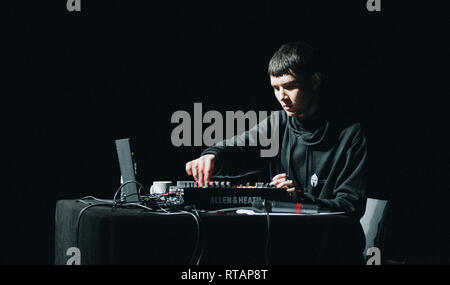 Dänemark, Roskilde - Februar 27., 2019. Die dänische Elektronische musicician, DJ und Komponist Martin Schwergutumschlag führt live auf Gimle in Roskilde. (Foto: Gonzales Foto - Flemming Bo Jensen). Stockfoto