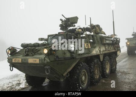 Us-Soldaten auf das erste Geschwader zugewiesen, zweite Cavalry Regiment "Krieg Eagles", Einführung von 35 Baumholder Manöver, für einen situativen Übung in einem Stryker Infanterie Trägerfahrzeug. Baumholder, Deutschland am 01 Februar, 2019 Stockfoto