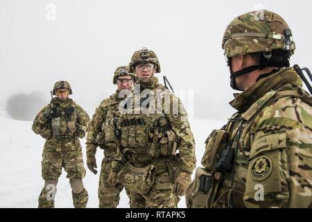 Den Befehl Gruppe von der ersten Staffel, der zweiten Cavalry Regiment "Krieg Eagles", während des Betriebs Kriegsadler auf Baumholder Manöver Training Bereich "Bravo". Baumholder, Deutschland am 01 Februar, 2019 Stockfoto