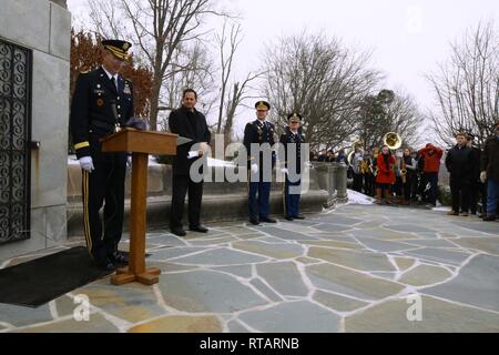 Brig. Gen. Tony L. Wright, 88th Bereitschaft Abteilung Kommandant Stellvertreter, Vertreter für Präsident Donald J. Trumpf, spricht über das Leben von Präsident William Henry Harrison während einer Kranzniederlegung Zeremonie zu Ehren des verstorbenen Präsidenten 246th Birthday in North Bend, Ohio, Feb 1, 2019. Us-Armee finden Stockfoto