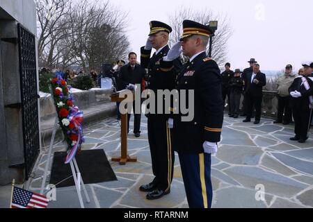 Brig. Gen Tony L. Wright, 88th Bereitschaft Abteilung stellvertretender Commader, Vertreter für Präsident Donald J. Trumpf, und Maj. Dustan Owens, 88th 88th Bereitschaft Bereitschaft Abteilung Verkehr Management Spezialisten, der verstorbene Präsident William Henry Harrison während einer Kranzniederlegung Zeremonie zu Ehren seiner 246Th birthday in North Bend, Ohio, Feb 1, 2019 Salut. Us-Armee finden Stockfoto