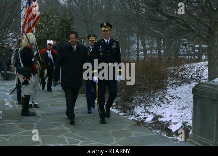 Brig. Gen. Tony L. Wright, 88th Bereitschaft Abteilung Kommandant Stellvertreter, Vertreter für Präsident Donald J. Trumpf, und Doug Sammons, Dorf North Bend, Ohio Bürgermeister, gehen in einer Prozession mit den Rittern von Columbus, die meisten Heiligen Rosenkranz Montage #2170, aus dem Dorf North Bend, Ohio städtischen Gebäude an Präsident William Henry Harrison's Monument und das Grab für eine Zeremonie seinem 246Th Geburtstag feiern. Us-Armee finden Stockfoto