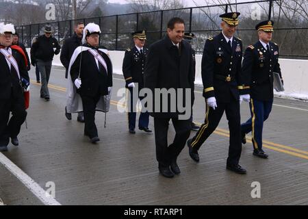 Brig. Gen. Tony L. Wright, 88th Bereitschaft Abteilung Kommandant Stellvertreter, Vertreter für Präsident Donald J. Trumpf, und Doug Sammons, Dorf North Bend, Ohio Bürgermeister, gehen in einer Prozession mit den Rittern von Columbus, die meisten Heiligen Rosenkranz Montage #2170, aus dem Dorf North Bend, Ohio städtischen Gebäude an Präsident William Henry Harrison's Monument und das Grab für eine Zeremonie seinem 246Th Geburtstag feiern. Us-Armee finden Stockfoto