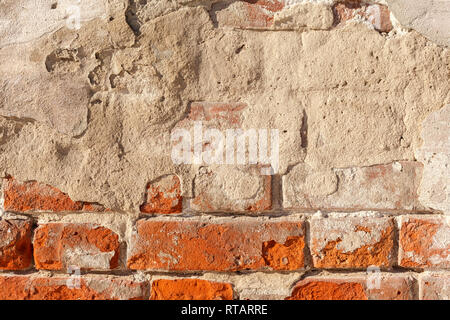 Sehr altes Mauerwerk aus rotem Backstein. Wand mit Gips abgefallen