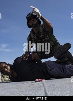 PEMBA, Mosambik (Feb. 2, 2019) eine militärische Mitglied der tansanischen Volk Defence Force zugewiesen sucht einen simulierten Häftling während eines Besuchs, Board, Durchsuchung und Beschlagnahme bohren an Bord der Mauritius Kora-Klasse Corvette CGS Barracuda während der Teilnahme an Übung Cutlass Express 2019 in Pemba, Mosambik, Feb 2, 2019. Cutlass Express wurde entwickelt, um die regionale Zusammenarbeit, den maritimen Bereich Sensibilisierung und den Austausch von Informationen zu Funktionen zwischen den USA zu erhöhen, Ost afrikanischen und westlichen Indischen Ozean Nationen zur Bekämpfung des illegalen maritime Aktivitäten. Stockfoto