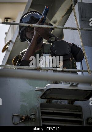 PEMBA, Mosambik (Feb. 2, 2019) eine militärische Mitglied der tansanischen Volk Defence Force zugeordnet steht Sicherheit bei einem Besuch, Board, Durchsuchung und Beschlagnahme bohren an Bord der Mauritius Kora-Klasse Corvette CGS Barracuda während der Teilnahme an Übung Cutlass Express 2019 in Pemba, Mosambik, Feb 2, 2019. Cutlass Express wurde entwickelt, um die regionale Zusammenarbeit, den maritimen Bereich Sensibilisierung und den Austausch von Informationen zu Funktionen zwischen den USA zu erhöhen, Ost afrikanischen und westlichen Indischen Ozean Nationen zur Bekämpfung des illegalen maritime Aktivitäten. Stockfoto