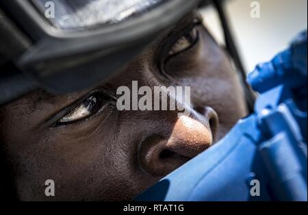 PEMBA, Mosambik (Feb. 2, 2019) eine militärische Mitglied der tansanischen Volk Defence Force zugeordnet steht Sicherheit bei einem Besuch, Board, Durchsuchung und Beschlagnahme bohren an Bord der Mauritius Kora-Klasse Corvette CGS Barracuda während der Teilnahme an Übung Cutlass Express 2019 in Pemba, Mosambik, Feb 2, 2019. Cutlass Express wurde entwickelt, um die regionale Zusammenarbeit, den maritimen Bereich Sensibilisierung und den Austausch von Informationen zu Funktionen zwischen den USA zu erhöhen, Ost afrikanischen und westlichen Indischen Ozean Nationen zur Bekämpfung des illegalen maritime Aktivitäten. Stockfoto