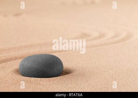 Mineral Stone Therapie für einen beenden Frieden des Verstandes durch Zen Meditation und Entspannung. Spa Wellness oder Reiki spirituelle Heilung von Körper und Seele, m Stockfoto