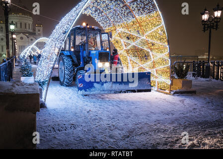 Moskau, Russland - Januar 3, 2019: Traktor Schnee reinigt auf der Patriarshy Brücke in der Nähe der Kathedrale von Christus dem Erlöser Stockfoto