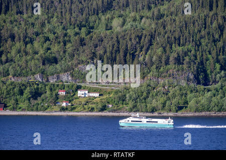 Fast Ferry in norwegischen Fjord Stockfoto