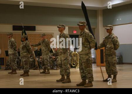 Soldaten der Task Force Wolf, 17. Bekämpfung Sustainment Support Battalion und Task Force Guahan, 1.BATAILLON, 294 Infanterie Regiment, Guam Army National Guard, stand in der Ausbildung während einer Übertragung der Autorität Zeremonie in Guam, Feb 4, 2019. Stockfoto