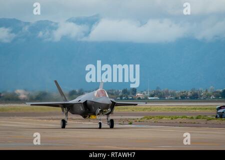 Eine F-35A Lightning II der 308th Fighter Squadron zugeordneten Taxis Die flightline, Feb 4, 2019 bei Luke Air Force Base, Ariz. Die F-35 ist der erste niederländische Jet bei Luke als Teil des Partner Programms stationiert zu werden. Stockfoto