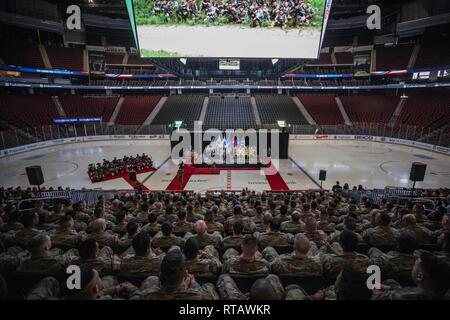 Us-Armee Soldaten vom 2. Bataillon der New Jersey der National Guard, 113 Infanterie Regiment hören Lautsprecher während eines weg Preisverleihung auf dem Prudential Center in Newark, New Jersey, Feb 4, 2019. Die Soldaten sind die Bereitstellung zur Unterstützung der Operation Enduring Freedom - Horn von Afrika. Stockfoto