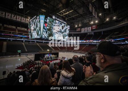 Angehörige und Freunde von Soldaten aus dem 2. Bataillon der New Jersey der National Guard, 113 Infanterie Regiment applaudieren während einer weg Preisverleihung auf dem Prudential Center in Newark, New Jersey, Feb 4, 2019. Die Soldaten sind die Bereitstellung zur Unterstützung der Operation Enduring Freedom - Horn von Afrika. Stockfoto