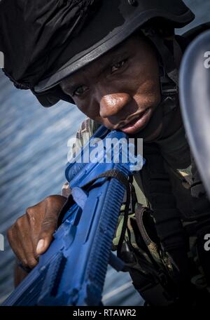 PEMBA, Mosambik (Feb. 4, 2019) eine militärische Mitglied aus dem tansanischen Volk Defence Force überprüft auf feindliche Ziele während eines Besuchs, Board, Durchsuchung und Beschlagnahme bohren an Bord der Mauritius Kora-Klasse Corvette CGS Barracuda (CG31) während der Teilnahme an Übung Cutlass Express 2019 in Pemba, Mosambik, Feb 4, 2019. Cutlass Express wurde entwickelt, um die regionale Zusammenarbeit, den maritimen Bereich Sensibilisierung und den Austausch von Informationen zu Funktionen zwischen den USA zu erhöhen, Ost afrikanischen und westlichen Indischen Ozean Nationen zur Bekämpfung des illegalen maritime Aktivitäten. Stockfoto