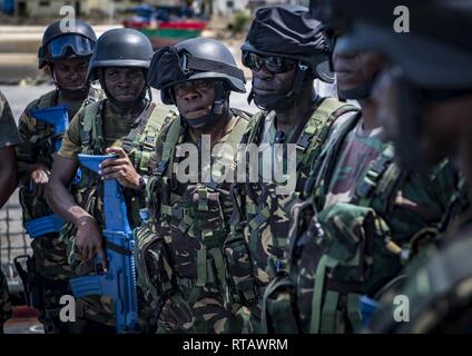 PEMBA, Mosambik (Feb. 4, 2019) militärische Mitglieder aus dem tansanischen Volk Defence Force sind berichtete nach einem Besuch, Board, Durchsuchung und Beschlagnahme bohren an Bord der Mauritius Kora-Klasse Corvette CGS Barracuda (CG31) während der Teilnahme an Übung Cutlass Express 2019 in Pemba, Mosambik, Feb 4, 2019. Cutlass Express wurde entwickelt, um die regionale Zusammenarbeit, den maritimen Bereich Sensibilisierung und den Austausch von Informationen zu Funktionen zwischen den USA zu erhöhen, Ost afrikanischen und westlichen Indischen Ozean Nationen zur Bekämpfung des illegalen maritime Aktivitäten. Stockfoto