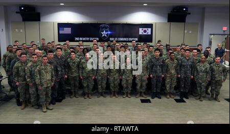 Lager Humphreys, Republik Korea - Mehr als 100 2 Infanterie Division/ROK-U.S. Kombinierte Teilung Soldaten stehen in der Position des Aufmerksamkeit während der ersten 2 ID Nationalhymne live-shot aus Südkorea während des Super Bowl LIII, mit einer geschätzten Publikum von 114 Millionen Zuschauer, Feb 4 Freeman Hall. Die 2-ID/RUCD ist die einzige dauerhaft Vorwärts - STATIONIERT Kombiniert Division, wo amerikanische und koreanische Soldaten Seite dienen. Stockfoto