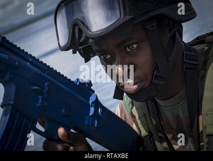 PEMBA, Mosambik (Feb. 4, 2019) eine militärische Mitglied aus dem tansanischen Volk Defence Force Boards, die Mauritius Kora-Klasse Corvette CGS Barracuda (CG31) während eines Besuchs, Board, Durchsuchung und Beschlagnahme bohren während der Teilnahme an Übung Cutlass Express 2019 in Pemba, Mosambik, Feb 5, 2019. Cutlass Express wurde entwickelt, um die regionale Zusammenarbeit, den maritimen Bereich Sensibilisierung und den Austausch von Informationen zu Funktionen zwischen den USA zu erhöhen, Ost afrikanischen und westlichen Indischen Ozean Nationen zur Bekämpfung des illegalen maritime Aktivitäten. Stockfoto