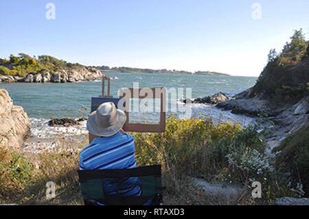 Mit einer Pizza Box als Sucher beim Malen am Fort Wetherill State Park in Jamestown, Michael Garr, Ozeanograph am Naval Undersea Warfare Center Division Newport, war auf der Webseite 'OutdoorPainter' im Jahr 2014 hervorgehoben. Stockfoto