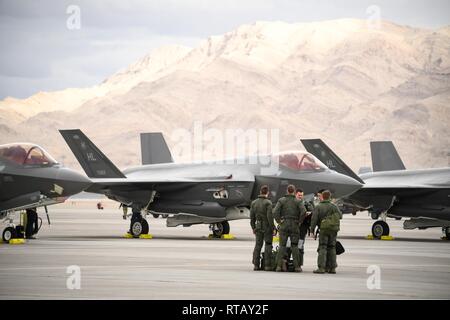 Eine F-35 Lightning II Piloten auf dem Flug während der Red Flag 19-1, Nellis Air Force Base, Nevada, Feb 4, 2019. Piloten und Betreuer vom 4. Der 388. Fighter Wing Fighter Squadron und 4 Aircraft Maintenance Unit sind an Red Flag 19-1 an der Nellis AFB, Nevada. Dies ist Wing's zweite Rote Flagge mit der F-35 A, America's Most advanced multi-role Fighter, das bringt die Spielregeln ändern Stealth, Letalität und Interoperabilität zu den modernen Schlachtfeld. Red Flag ist Premier der Air Force combat Übung und umfasst Einheiten über von der Air Force und alliierten Nationen. Die 388 ist die Lea Stockfoto