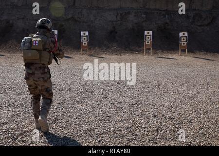 Eine irakische Terrorismusbekämpfung Service Basic-Kurs (BLC) Student sein Ziel rückt ein, während sich vorwärts zu bewegen, während eine Reihe gehalten zu Treffsicherheit Fähigkeiten in der Nähe von Bagdad, Irak, Feb 4, 2019 schärfen. BLC ist von irakischen Ausbilder mit Hilfe von Alliierten Streitkräften geführt und bereitet Soldaten CTS Soldaten, führende Rollen im Team und Gruppe das Niveau von Führungskompetenzen, Ausbildung, und warfighting Konzepte und Fähigkeiten. Die Koalition wird die Arbeit von, mit und durch die irakischen Sicherheitskräfte die Bedingungen für die Stabilität in der Region zu setzen und das Wiederaufleben von ISIS zu verhindern. Stockfoto