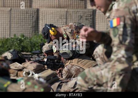 Eine irakische Terrorismusbekämpfung Service Basic-Kurs (BLC) Kursleiter hilft ein Kursteilnehmer während einer Reihe statt Treffsicherheit Fähigkeiten in der Nähe von Bagdad, Irak, Feb 4, 2019 schärfen. BLC ist von irakischen Ausbilder mit Hilfe von Alliierten Streitkräften geführt und bereitet Soldaten CTS Soldaten, führende Rollen im Team und Gruppe das Niveau von Führungskompetenzen, Ausbildung, und warfighting Konzepte und Fähigkeiten. Die Koalition wird die Arbeit von, mit und durch die irakischen Sicherheitskräfte zu Voraussetzungen für die regionale Stabilität und das Wiederaufleben der ISIS zu verhindern. Stockfoto