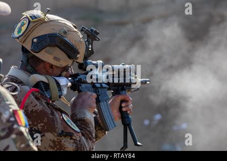 Eine irakische Terrorismusbekämpfung Service Basic-Kurs (BLC) Student sein Ziel rückt während einer Reihe statt Treffsicherheit Fähigkeiten in der Nähe von Bagdad, Irak, Feb 4, 2019 schärfen. BLC ist von irakischen Ausbilder mit Hilfe von Alliierten Streitkräften geführt und bereitet Soldaten CTS Soldaten, führende Rollen im Team und Gruppe das Niveau von Führungskompetenzen, Ausbildung, und warfighting Konzepte und Fähigkeiten. Die Koalition wird die Arbeit von, mit und durch die irakischen Sicherheitskräfte die Bedingungen für die Stabilität in der Region zu setzen und das Wiederaufleben von ISIS zu verhindern. Stockfoto