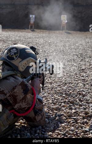Eine irakische Terrorismusbekämpfung Service Basic-Kurs (BLC) Student sein Ziel rückt während einer Reihe statt Treffsicherheit Fähigkeiten in der Nähe von Bagdad, Irak, Feb 4, 2019 schärfen. BLC ist von irakischen Ausbilder mit Hilfe von Alliierten Streitkräften geführt und bereitet Soldaten CTS Soldaten, führende Rollen im Team und Gruppe das Niveau von Führungskompetenzen, Ausbildung, und warfighting Konzepte und Fähigkeiten. Die Koalition wird die Arbeit von, mit und durch die irakischen Sicherheitskräfte die Bedingungen für die Stabilität in der Region zu setzen und das Wiederaufleben von ISIS zu verhindern. Stockfoto