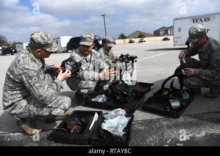 Die Texas National Guard 6 CERFP Task Force, die die 149 medizinische Det-1 und Verhängnis Suche und Wiederherstellung Team gehört, nahmen an Antwort Training mit örtlichen Behörden Feb 5 in Round Rock, Texas. Die 6 CERFP besteht aus Texas Luft- und Army National Guard Mitglieder, die aufgerufen werden können Ersthelfer innerhalb von FEMA-Region 6 zu unterstützen. Diese Regionen gehören Texas, Arkansas, Louisiana, Oklahoma und New Mexiko. Stockfoto