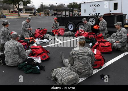 Die Texas National Guard 6 CERFP Task Force, die die 149 medizinische Det-1 und Verhängnis Suche und Wiederherstellung Team gehört, nahmen an Antwort Training mit örtlichen Behörden Feb 5 in Round Rock, Texas. Die 6 CERFP besteht aus Texas Luft- und Army National Guard Mitglieder, die aufgerufen werden können Ersthelfer innerhalb von FEMA-Region 6 zu unterstützen. Diese Regionen gehören Texas, Arkansas, Louisiana, Oklahoma und New Mexiko. Stockfoto