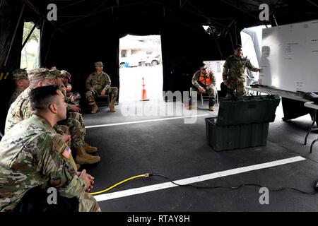 Die Texas National Guard 6 CERFP Task Force, die die 149 medizinische Det-1 und Verhängnis Suche und Wiederherstellung Team gehört, nahmen an Antwort Training mit örtlichen Behörden Feb 5 in Round Rock, Texas. Die 6 CERFP besteht aus Texas Luft- und Army National Guard Mitglieder, die aufgerufen werden können Ersthelfer innerhalb von FEMA-Region 6 zu unterstützen. Diese Regionen gehören Texas, Arkansas, Louisiana, Oklahoma und New Mexiko. Stockfoto