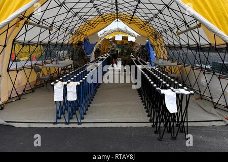 Die Texas National Guard 6 CERFP Task Force, die die 149 medizinische Det-1 und Verhängnis Suche und Wiederherstellung Team gehört, nahmen an Antwort Training mit örtlichen Behörden Feb 5 in Round Rock, Texas. Die 6 CERFP besteht aus Texas Luft- und Army National Guard Mitglieder, die aufgerufen werden können Ersthelfer innerhalb von FEMA-Region 6 zu unterstützen. Diese Regionen gehören Texas, Arkansas, Louisiana, Oklahoma und New Mexiko. Stockfoto