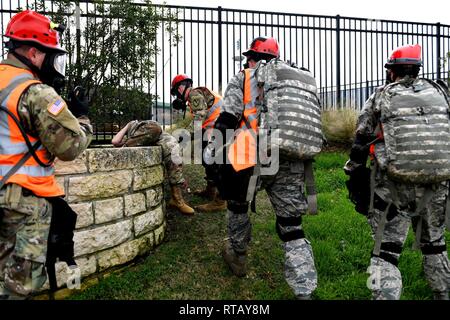 Die Texas National Guard 6 CERFP Task Force, die die 149 medizinische Det-1 und Verhängnis Suche und Wiederherstellung Team gehört, nahmen an Antwort Training mit örtlichen Behörden Feb 5 in Round Rock, Texas. Die 6 CERFP besteht aus Texas Luft- und Army National Guard Mitglieder, die aufgerufen werden können Ersthelfer innerhalb von FEMA-Region 6 zu unterstützen. Diese Regionen gehören Texas, Arkansas, Louisiana, Oklahoma und New Mexiko. Stockfoto