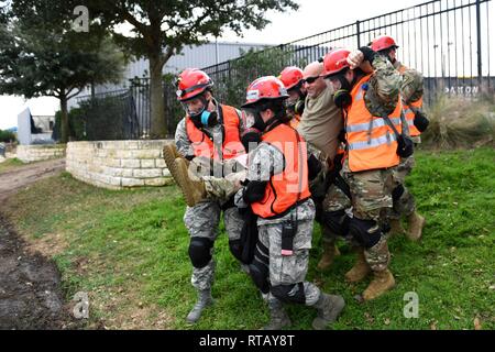 Die Texas National Guard 6 CERFP Task Force, die die 149 medizinische Det-1 und Verhängnis Suche und Wiederherstellung Team gehört, nahmen an Antwort Training mit örtlichen Behörden Feb 5 in Round Rock, Texas. Die 6 CERFP besteht aus Texas Luft- und Army National Guard Mitglieder, die aufgerufen werden können Ersthelfer innerhalb von FEMA-Region 6 zu unterstützen. Diese Regionen gehören Texas, Arkansas, Louisiana, Oklahoma und New Mexiko. Stockfoto