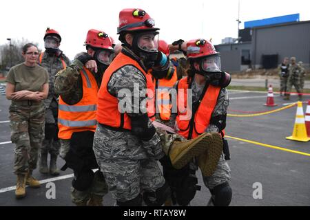 Die Texas National Guard 6 CERFP Task Force, die die 149 medizinische Det-1 und Verhängnis Suche und Wiederherstellung Team gehört, nahmen an Antwort Training mit örtlichen Behörden Feb 5 in Round Rock, Texas. Die 6 CERFP besteht aus Texas Luft- und Army National Guard Mitglieder, die aufgerufen werden können Ersthelfer innerhalb von FEMA-Region 6 zu unterstützen. Diese Regionen gehören Texas, Arkansas, Louisiana, Oklahoma und New Mexiko. Stockfoto