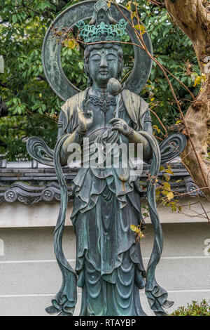 Kyoto, Japan - November 08, 2017: bosatsu-zo (Bodhisattva Statue) Holding eine Lotus Blume an Sosen-ji-Tempel in Kyoto. Stockfoto