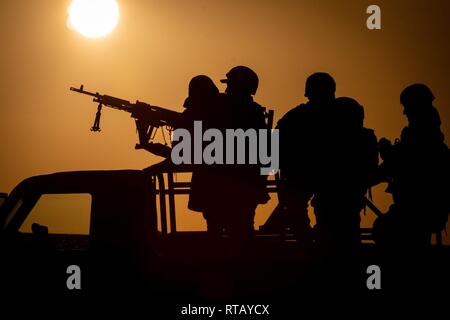 Jordan Soldaten der Bundeswehr mit schnellen Eingreiftruppe der 5 Bundesgrenzschutz Kraft's Battalion, eine Pistole Lkw während einer Live-Fire Training Mann an einem Schießplatz in der Nähe von Amman, Jordanien, Feb 6, 2019. Die live-Fire Training war die letzte Übung eines 10-wöchigen Jordanien operativen Engagement Program, während die Kalifornien Army's National Guard 1.Staffel, 18 Reiterregiment 5 BGF BN geschult auf die Fähigkeiten der verschiedenen Soldaten sichern und ihre Grenze verteidigen. (Army National Guard Stockfoto