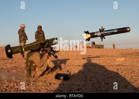 Ein Jordanien Bundeswehr Soldat mit 5 Bundesgrenzschutz Kraft Bataillon verwendet eine Schulter - gefeuert Anti-tank Missile genannt ein Speer, ein Ziel während einer Live-Fire Training am Schießplatz außerhalb von Amman, Jordanien, Feb 6, 2019 zu zerstören. Die 5 BGF BN mit der 1. Staffel von der California Army National Guard, 18 Cavalry Regiment als Teil des Jordan operativen Engagement Programm entwickelt die Fähigkeiten der JAF Soldat benötigen sichere und ihre Grenze verteidigen zu verbessern ausgebildet. (Army National Guard Stockfoto