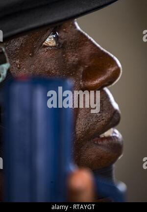 PEMBA, Mosambik (Feb. 5, 2019) ein Mitglied der tansanischen Volk Defence Force beteiligt sich an einem Besuch, Board, Durchsuchung und Beschlagnahme bohren an Bord der Französischen patrol Schiff Le Malin (P701) während der Teilnahme an Übung Cutlass Express 2019 in Pemba, Mosambik, Feb 5, 2019. Cutlass Express wurde entwickelt, um die regionale Zusammenarbeit, den maritimen Bereich Sensibilisierung und den Austausch von Informationen zu Funktionen zwischen den USA zu erhöhen, Ost afrikanischen und westlichen Indischen Ozean Nationen zur Bekämpfung des illegalen maritime Aktivitäten. Stockfoto