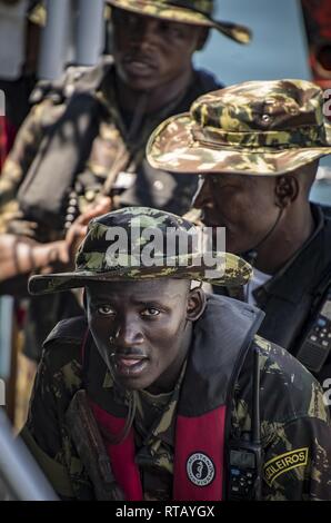 PEMBA, Mosambik (Feb. 5, 2019) militärische Mitglieder aus Mosambik Verteidigung Streitkräfte an Bord des Mauritius Kora-Klasse Corvette CGS Barracuda (CG31) während eines Besuchs, Board, Durchsuchung und Beschlagnahme bohren während der Teilnahme an Übung Cutlass Express 2019 in Pemba, Mosambik, Feb 5, 2019. Cutlass Express wurde entwickelt, um die regionale Zusammenarbeit, den maritimen Bereich Sensibilisierung und den Austausch von Informationen zu Funktionen zwischen den USA zu erhöhen, Ost afrikanischen und westlichen Indischen Ozean Nationen zur Bekämpfung des illegalen maritime Aktivitäten. Stockfoto