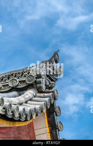 Onigawara (Ogre Tile) Dach Schmuck der Sai-mon (West Gate) am Kiyomizu-dera Buddhistischer Tempel. In Kyoto, Kyoto, Japan. Stockfoto